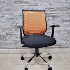 Кресло Barneo K-138 для персонала (черная ткань оранжевая сетка) в Краснокамске - krasnokamsk.mebel24.online | фото
